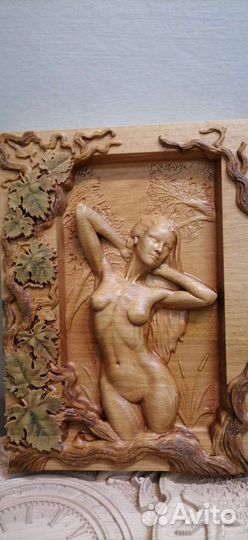 Резное панно из дерева