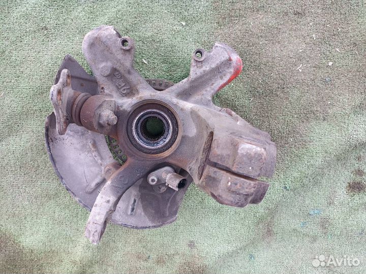 Поворотный кулак передний правый Skoda Octavia 1U