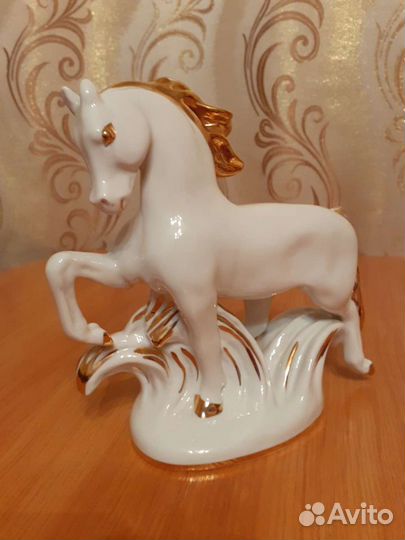 Статуэтка конь