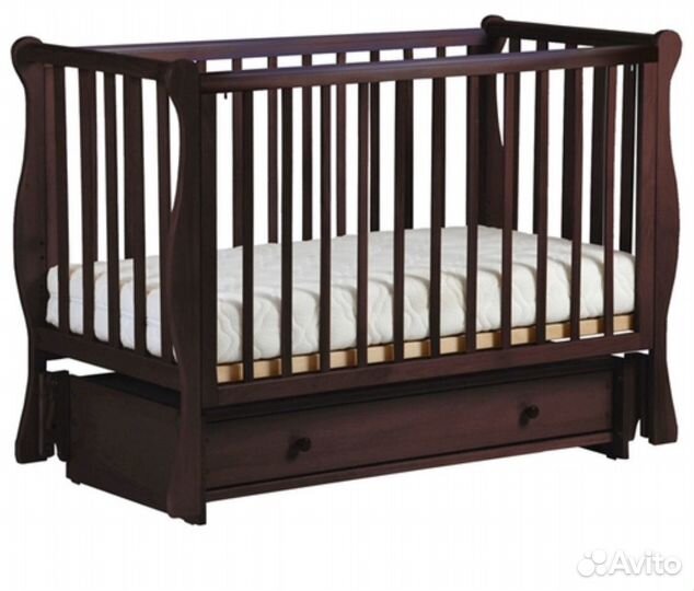 Детская кроватка и комод