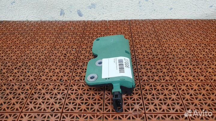 Доводчик крышки багажника Volkswagen Touareg 7L