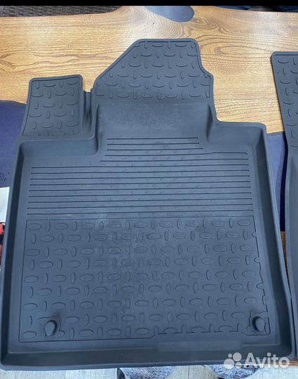 Резиновые коврики с бортом Toyota Land Cruiser 300