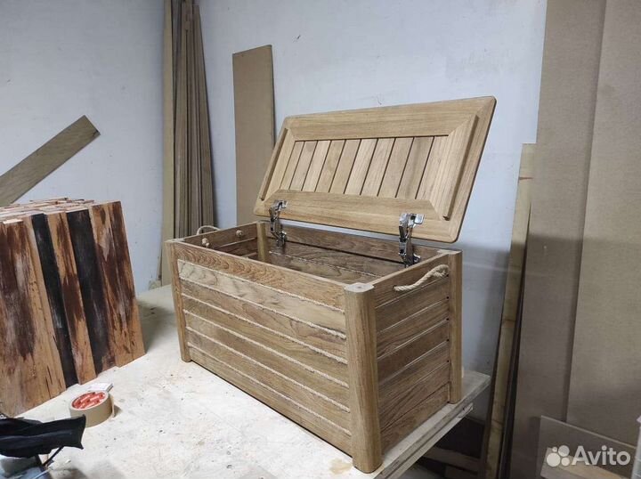 Сундук из тика. Обувница на яхту