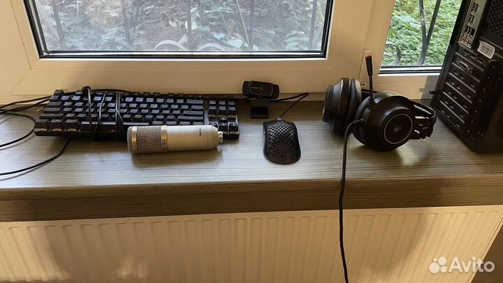 Игровой компьютер с монитором и клавиатурой