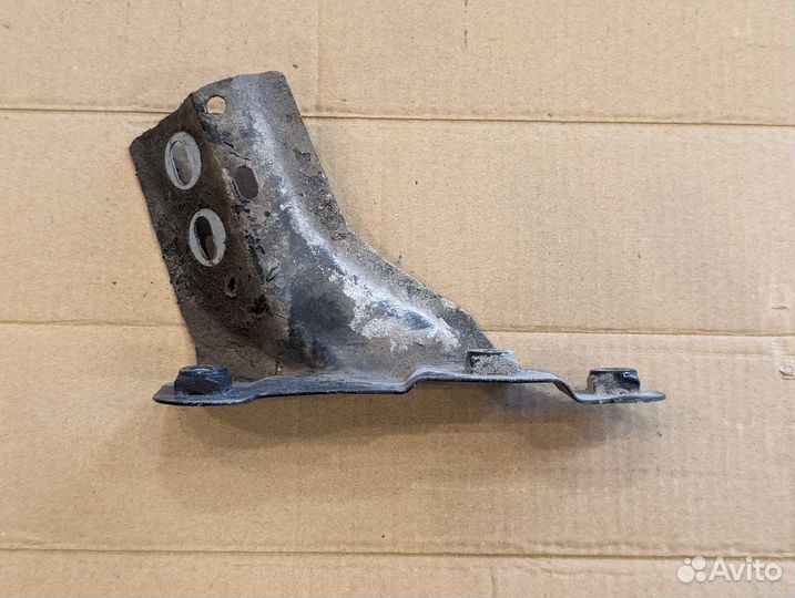 Кронштейн переднего левого крыла поло седан