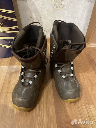 Сноуборд с креплением и ботинками