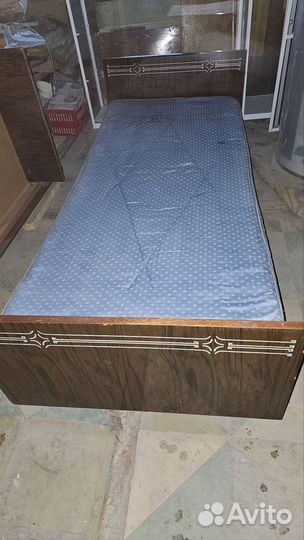 Продаётся. Две односпальные кровати и тумбочки