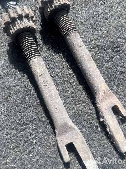 Распорки задних колодок VW Transporter T4 барабаны