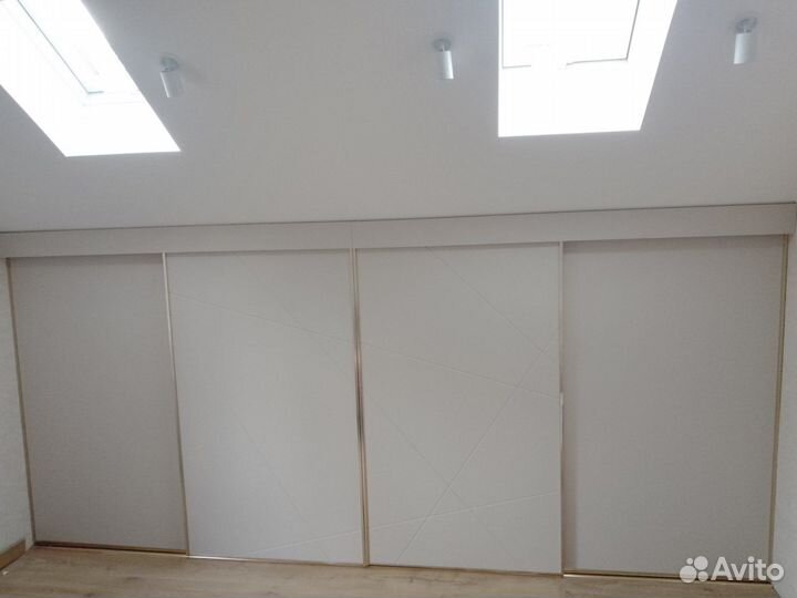 Шкаф-купе встроенный мансардный на заказ