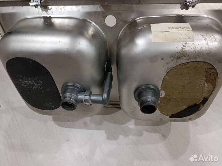 Металлическая раковина (двойная)