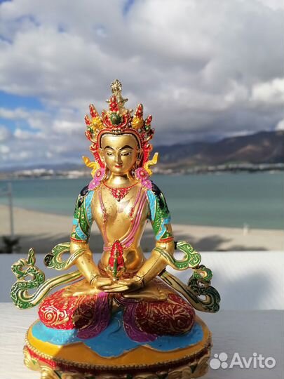 Зелёная тара покрыта сусальным золотом