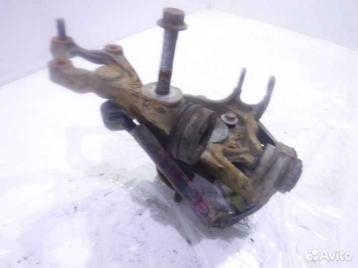 Кулак задний правый Мазда