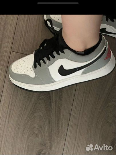 Кроссовки женские