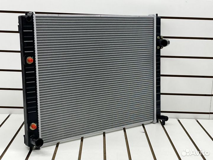 Радиатор охлаждения двигателя на Infiniti FX 50