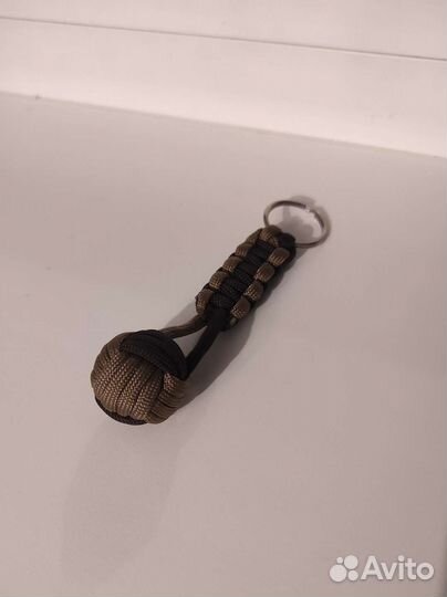 Брелок из паракорда