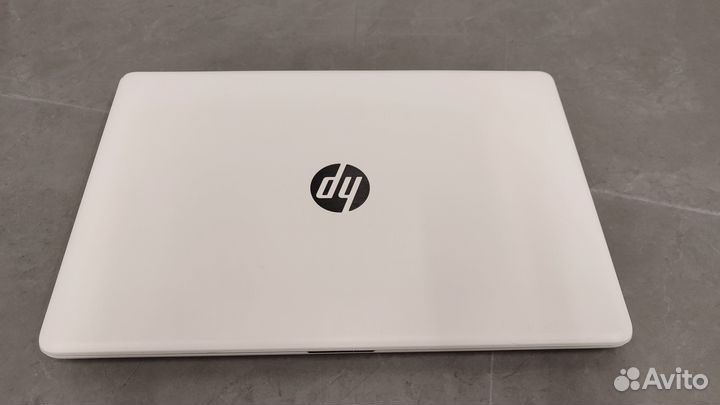 Ноутбук HP 15-da0080ur белый