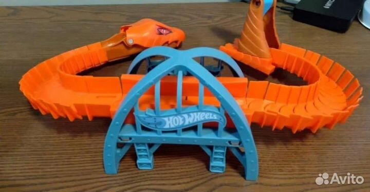 Hot wheels треки Змея и Стегозавр и Пиццерия