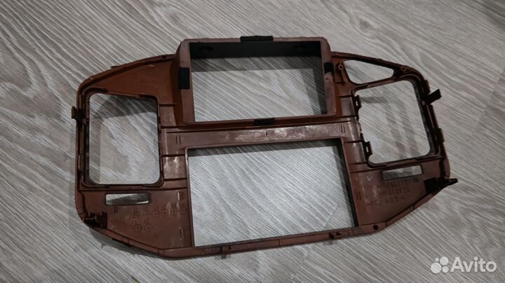 Штатная рамка Mitsubishi Pajero 3