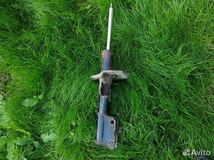 Амортизатор подвески Ниссан x-trail T31 (2013г)