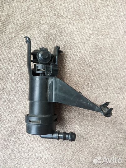 Форсунка омывателя фары левая Nissan Tiida