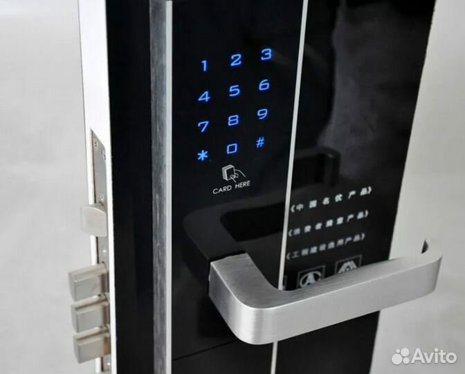 Широкая металлическая двустворчатая дверь с ковкой