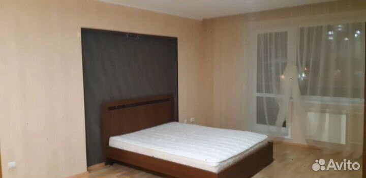 Кровать без матраса