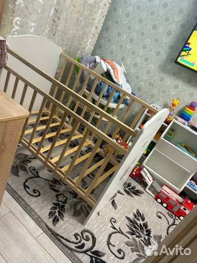 Детская кроватка с качалкой и колесиками