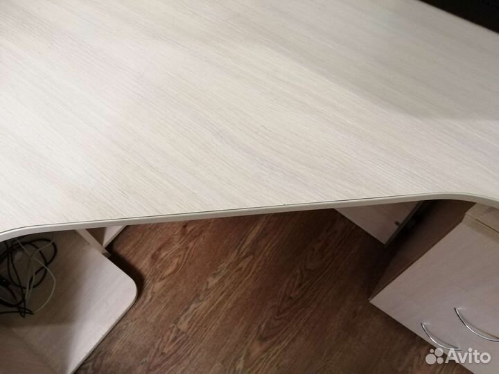 Угловой компьютерный стол