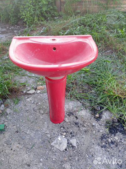 Раковина на пьедестале красная