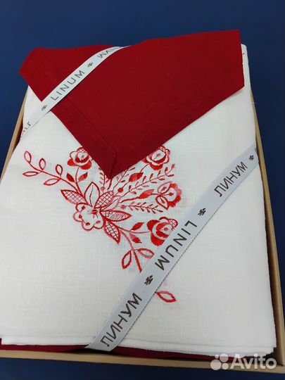 Скатерть с напероном и салфетками