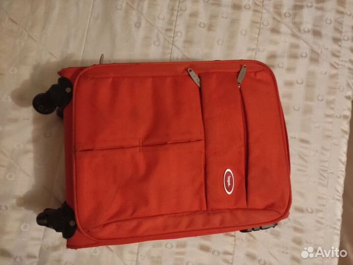 Чемодан маленький на колесах