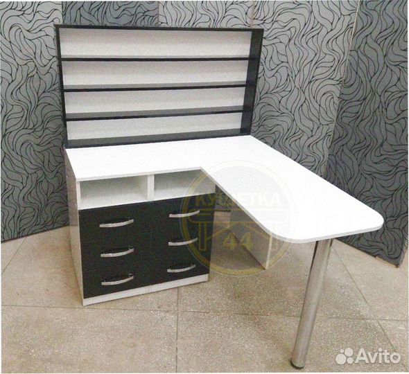 Маникюрный стол