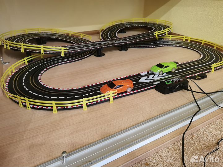 Гоночный трек с машинками