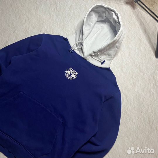 Худи Red Bull München с большим логотипом на спине