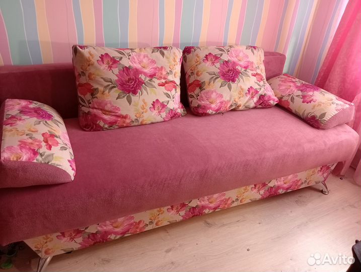 Диван прямой розовый