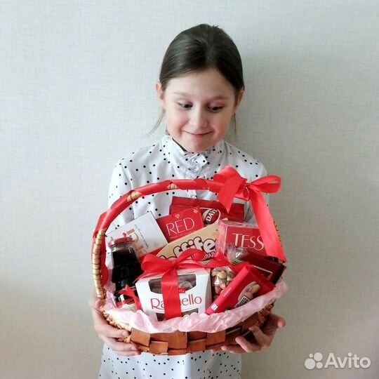 Подарочная корзина со сладостями 