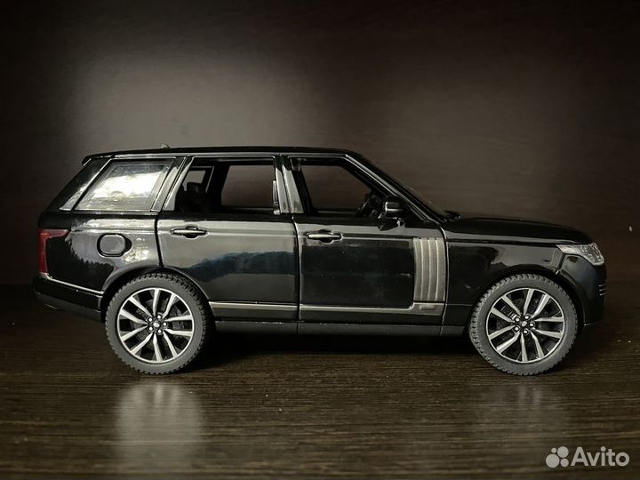 Коллекционная машинка Range Rover Sport 1:24