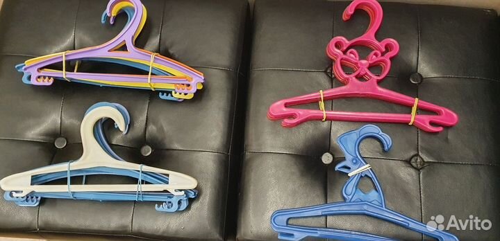 Вешалки плечики детские пластик(цена за все)
