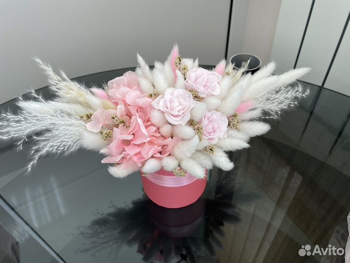 Композиция из сухоцветов в шляпной коробке