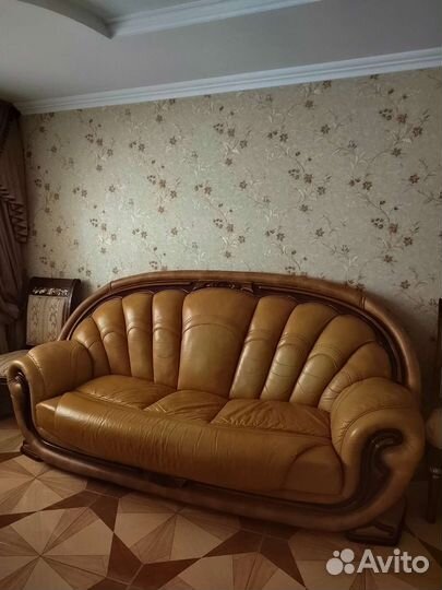 Кожаный диван