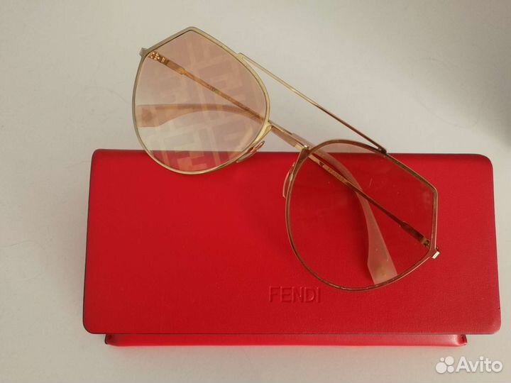 Солнцезащитные очки женские брендовые