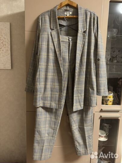 Брючный костюм женский