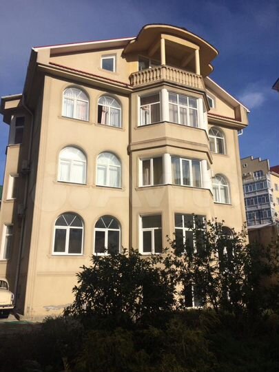 Дом 560,8 м² на участке 6 сот.