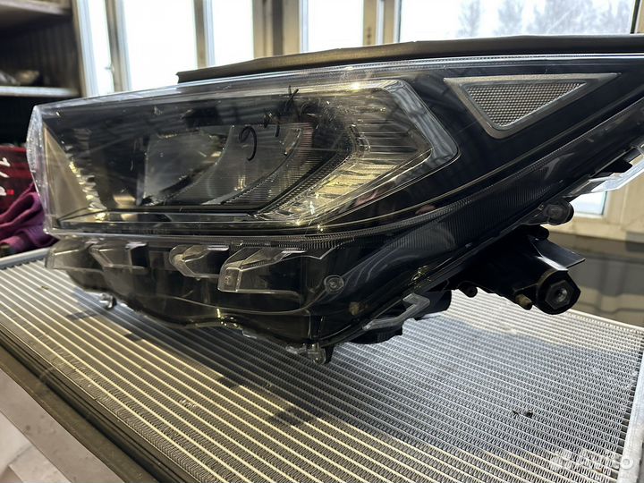 Фара передняя левая на Toyota RAV4 5