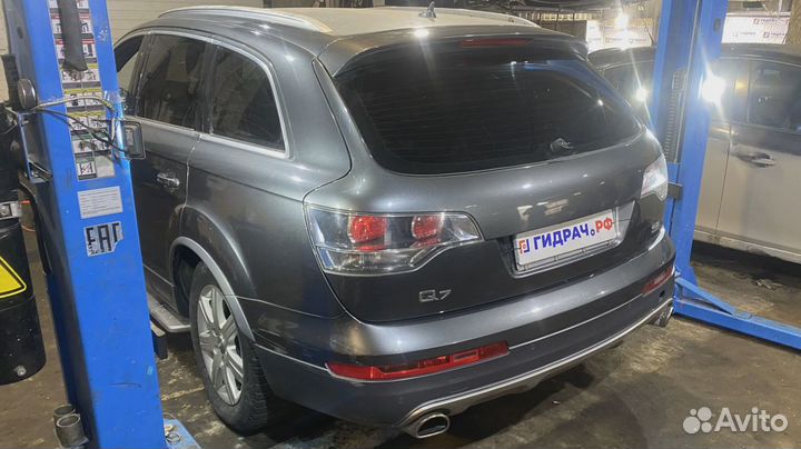 Накладка двери наружная задняя левая Audi Q7 (4L)