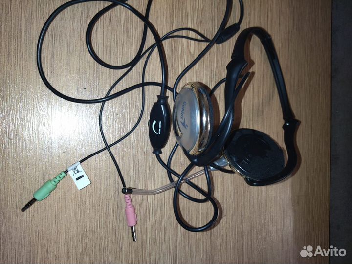 Проводные наушники с микрофоном