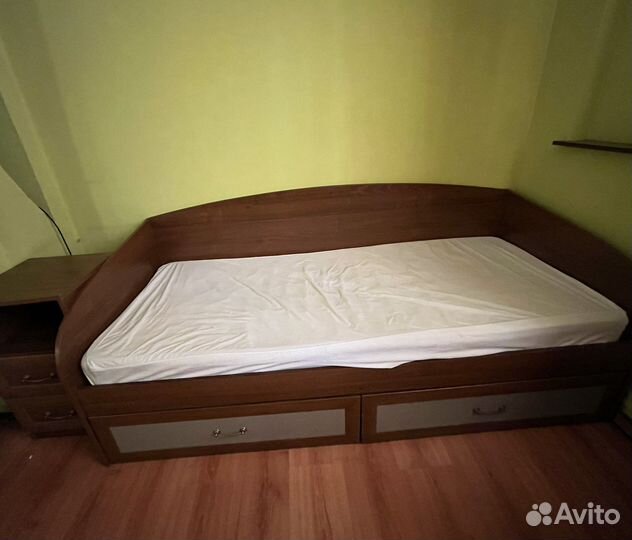 Кровать полуторная бу + тумбочка
