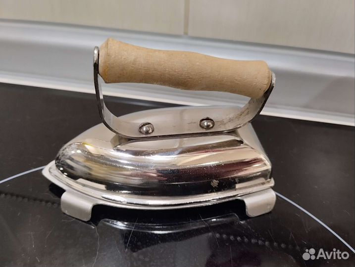 Утюг игрушка СССР на подставке, редкий