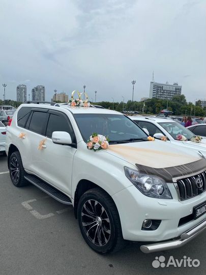 Персиковое свадебное украшение на машину