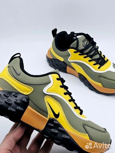 Кроссовки женские